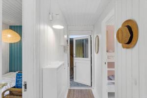 een witte kamer met een witte deur en een slaapkamer bij 3047-Stege-Paelen-1 in Stege