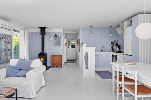 een woonkamer met een witte bank en een keuken bij 3047-Stege-Paelen-1 in Stege