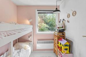 een kinderkamer met een stapelbed en een raam bij 3047-Stege-Paelen-1 in Stege