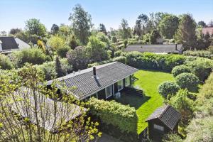 een luchtfoto van een huis met een tuin bij 3047-Stege-Paelen-1 in Stege