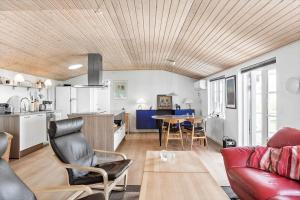 een woonkamer met een bank en een tafel bij 8207-Vordingborg-Strandparken-22 in Vordingborg
