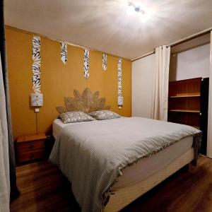 une chambre avec un grand lit dans une pièce dans l'établissement Appartements Miawé, à Tarbes