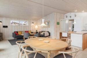 een keuken en woonkamer met een tafel en stoelen bij 3044-Stege-Paelen-24 in Stege