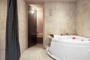 een badkamer met een wit bad en een wastafel bij 3044-Stege-Paelen-24 in Stege +14 foto's