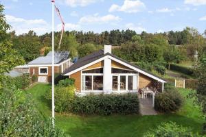 een huis met een zonnepaneel erop bij 3044-Stege-Paelen-24 in Stege