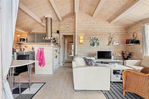 un soggiorno con un divano bianco e una cucina di FA035-Faxe-Ladeplads-Strandlodden-9 a Fakse Ladeplads