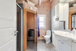 un bagno con un water e un lavandino di FA035-Faxe-Ladeplads-Strandlodden-9 a Fakse Ladeplads