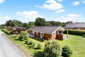 una piccola casa sul lato di una strada di FA035-Faxe-Ladeplads-Strandlodden-9 a Fakse Ladeplads