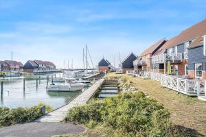 einen Yachthafen mit Booten im Wasser neben Häusern in der Unterkunft 4106 Borre - Klintholm Havneby 6 in Borre