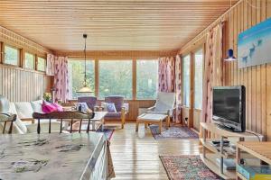 un soggiorno con un divano e una TV di 3037-Stege-Forgarden-24 a Stege