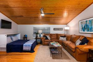 een woonkamer met een bank en een tafel bij Riverfront Getaway On Guadalupe River in New Braunfels