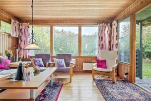 un soggiorno con un divano e un tavolo di 3037-Stege-Forgarden-24 a Stege