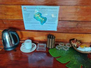 Příslušenství pro přípravu čaje a kávy v ubytování Totò Pizza Bungalows and Sea View Restaurant + 6 fotografií
