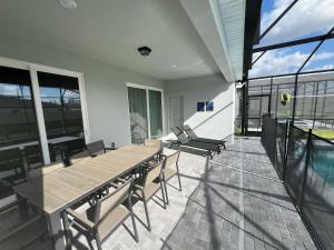 En balkon eller terrasse på 5 Bedrooms 55 Bathrooms Windsor Cay 16163Cc