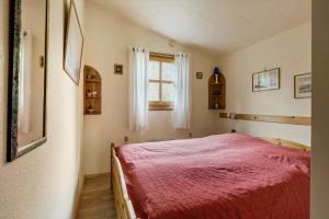 een slaapkamer met een bed met een rode deken bij 3053-Stege-Tjaeregryden-25 in Stege