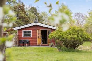 een rood klein huisje met een gele deur bij 3053-Stege-Tjaeregryden-25 in Stege +13 foto's