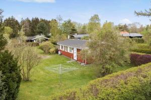 een luchtfoto van een huis met een tuin bij 3053-Stege-Tjaeregryden-25 in Stege