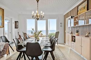 een eetkamer met een lange tafel en stoelen bij S701-Stroby-Kystvejen-164 in Strøby +22 foto's