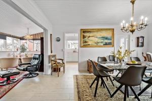 een eetkamer en woonkamer met een tafel en stoelen bij S701-Stroby-Kystvejen-164 in Strøby