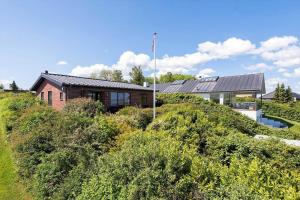 een huis op een heuvel met een vlag erop bij S701-Stroby-Kystvejen-164 in Strøby