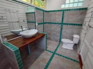 Koupelna v ubytování Totò Pizza Bungalows and Sea View Restaurant