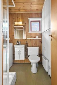 Et badeværelse på R905-Rodvig-Stevns-Stuven-5 + 14 billeder