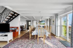 een eetkamer met een tafel en stoelen bij 8211-Mern-Havnen-4 in Mern