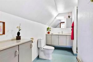 een witte badkamer met een toilet en een wastafel bij 8211-Mern-Havnen-4 in Mern +25 foto's