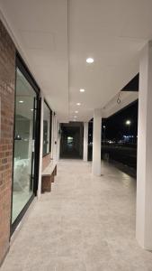 un couloir vide du bâtiment la nuit dans l'établissement Brick Box Hotel - Riverside, à Ipoh