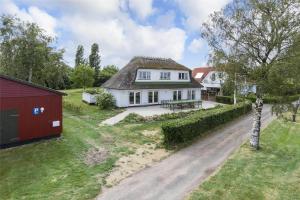 een luchtzicht op een wit huis met een schuur bij 8211-Mern-Havnen-4 in Mern