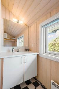 Køkken eller tekøkken på R956-Rodvig-Laerkevej-8