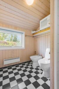 Et badeværelse på R956-Rodvig-Laerkevej-8 + 13 billeder