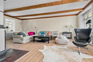 een woonkamer met een bank en een tafel bij 3302-Stege-Brakildevej-2 in Stege