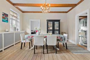een eetkamer met een tafel en stoelen bij 3302-Stege-Brakildevej-2 in Stege