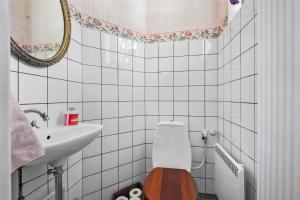 een witte badkamer met een toilet en een wastafel bij 3302-Stege-Brakildevej-2 in Stege +21 foto's
