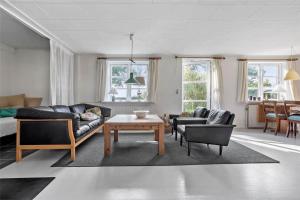 een woonkamer met een bank en een tafel bij 6318-Stege-Holtegardsvej-18-B in Stege