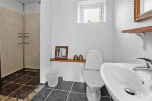 een badkamer met een toilet, een wastafel en een douche bij 6318-Stege-Holtegardsvej-18-B in Stege +16 foto's