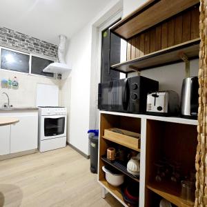 une cuisine avec un comptoir avec un micro-ondes dans l'établissement Appartements Miawé, à Tarbes
