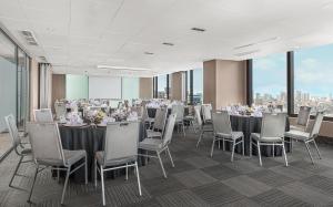 En restaurant eller et andet spisested på Seda Residences Makati + 48 billeder