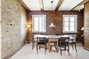 een eetkamer met een tafel en stoelen bij S760-Stroby-Ladeplads-Spaettevej-14 in Strøby Ladeplads