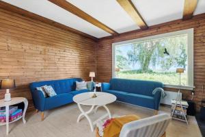 een woonkamer met een blauwe bank en een tafel bij S760-Stroby-Ladeplads-Spaettevej-14 in Strøby Ladeplads