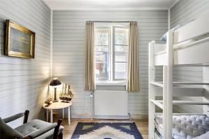 een slaapkamer met een stapelbed en een raam bij S760-Stroby-Ladeplads-Spaettevej-14 in Strøby Ladeplads