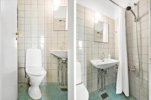 een badkamer met 2 wastafels en een toilet bij S760-Stroby-Ladeplads-Spaettevej-14 in Strøby Ladeplads +19 foto's