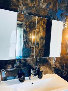 Et badeværelse på Art House Seaview Spartylas