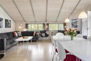 een woonkamer met een bank en een tafel bij 3313-Stege-Overlid-11 in Stege