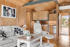 un soggiorno con un divano e un tavolo di 1109-Stege-Vibevej-29 a Stege