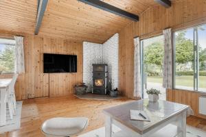 un soggiorno con tavolo e camino di 1109-Stege-Vibevej-29 a Stege
