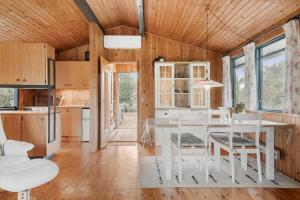 una cucina e una sala da pranzo con tavolo e sedie bianchi di 1109-Stege-Vibevej-29 a Stege Altre 15 foto