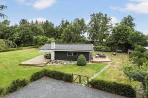 una piccola casa in mezzo a un cortile di 1109-Stege-Vibevej-29 a Stege