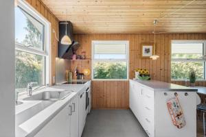 Køkken eller tekøkken på R732-Rodvig-Strandlaugsvej-5-A + 14 billeder